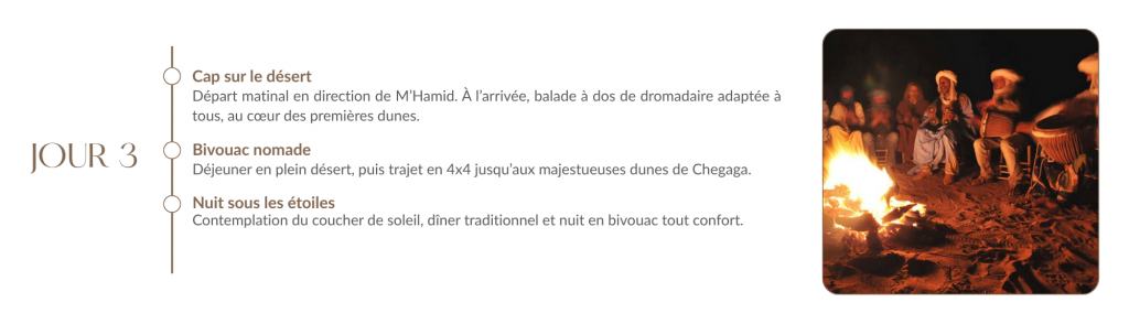Groupe de musiciens berbères jouant autour d’un feu de camp lors d’un bivouac dans le désert de Chegaga au Maroc.