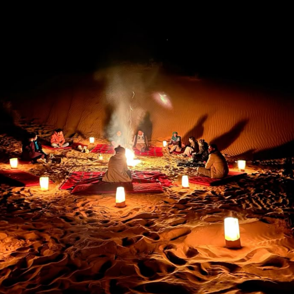 Soirée autour du feu dans le désert marocain, ambiance chaleureuse sous les étoiles