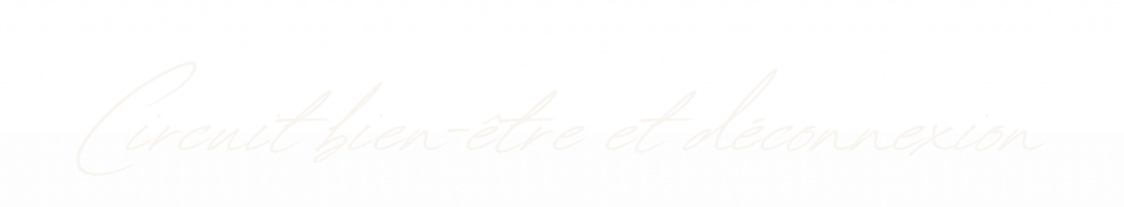 Texte manuscrit blanc sur fond noir indiquant "Circuit bien-être et déconnexion", illustrant une offre de voyage ressourçante dans le désert marocain.