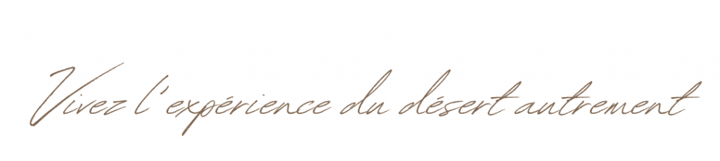 Slogan manuscrit "Vivez l’expérience du désert autrement" en calligraphie élégante, couleur sable.