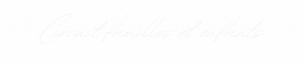Titre manuscrit "Circuit familles et enfants" en blanc sur fond noir, pour une présentation de circuit touristique.