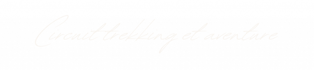 Titre manuscrit "Circuit trekking et aventure" en blanc sur fond noir